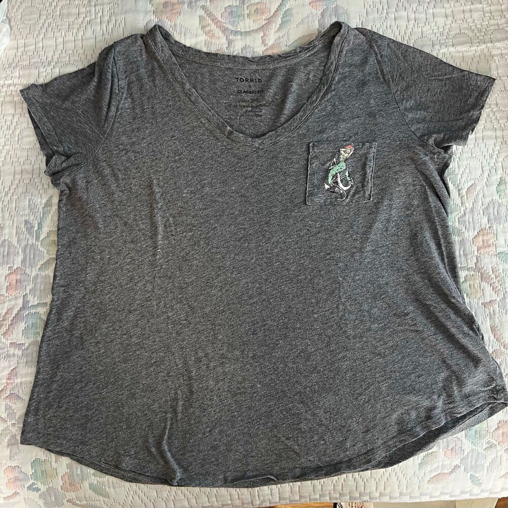 Torrid Classic Fit Heather Gray Mermaid Anchor Tattoo V-Neck Pocket Tee Size L